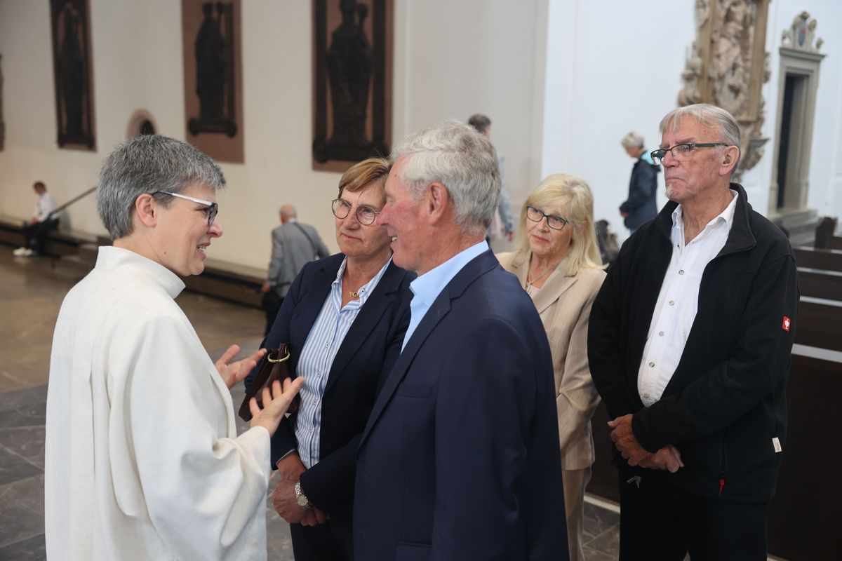Seelsorgerinnen und Seelsorger spendeten nach dem Gottesdienst den Jubelpaaren individuell den Segen. 