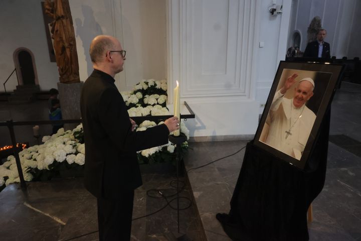 Bischof Dr. Franz Jung feiert am Freitag, 25. April, um 17.30 Uhr ein Pontifikalrequiem für den verstorbenen Papst im Würzburger Kiliansdom.