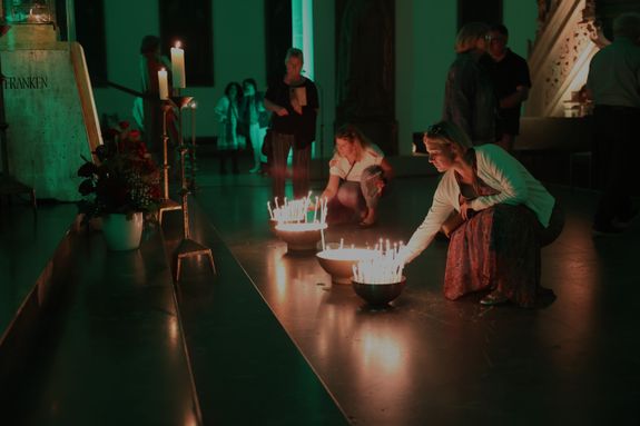 Die "Nacht der Hoffnung" am Samstagabend, 13. Juli, der Kiliani-Wallfahrtswoche lud zu Besinnung, Gebet und Kraftschöpfen in den Kiliansdom ein. Viele Passanten nutzten das Angebot, das um Mitternacht endete. Die "Nacht der Hoffnung" am Samstagabend, 13. Juli, der Kiliani-Wallfahrtswoche lud zu Besinnung, Gebet und Kraftschöpfen in den Kiliansdom ein. Viele Passanten nutzten das Angebot, das um Mitternacht endete.