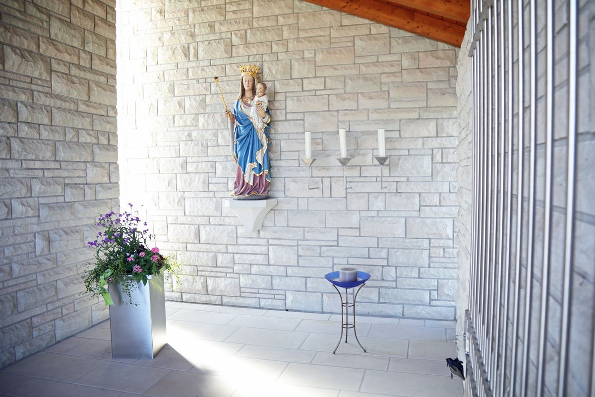 Das schlichte, nach einer Seite offene Gebäude, wurde von Diözesanbaumeister Jürgen Schädel geplant und von den Bürgern nahezu komplett in Eigenleistung errichtet.