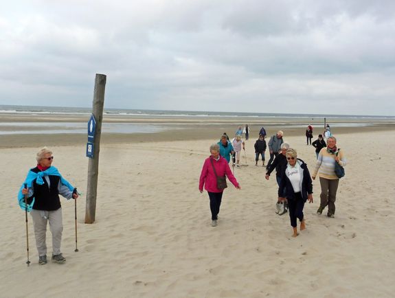 Ein Schwerpunkt der Seniorenarbeit lag für Pfarrer Franz Schmitt auf den religiösen Wanderfreizeiten und Wanderexerzitien: "Man ist gemeinsam in der Natur unterwegs, kann den Glauben und Lebensfragen teilen." Das Foto entstand bei einer religiösen "Atempause" auf der Insel Wangerooge im September 2020.