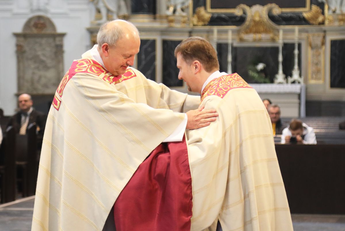 Bei einem Pontifikalgottesdienst am Samstag, 17. Oktober, hat Weihbischof Ulrich Boom im Würzburger Kiliansdom Uwe Becker zum Ständigen Diakon geweiht.