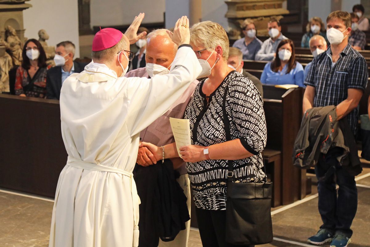 2721/0649 Dankgottesdienst für Ehejubilare mit Bischof Jung am Freitagabend, 2. Juli_28559 Mit rund 120 Ehepaaren aus der ganzen Diözese, die 2020 oder 2021 ihr silbernes Ehejubiläum feiern, hat Bischof Dr. Franz Jung am Freitagabend, 2. Juli, einen Gottesdienst im Würzburger Kiliansdom gefeiert.