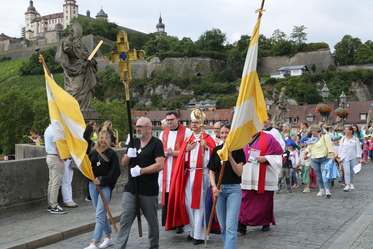 Rund 900 Kindergartenkinder haben am Freitag, 11. Juli, einen Gottesdienst mit Bischof Dr. Franz Jung in der Kirche Sankt Burkard gefeiert. Im Anschluss zogen sie über die Alte Mainbrücke in den Kiliansdom. 