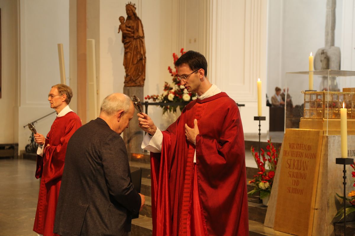 Weihbischof em. Ulrich Boom hat am Dienstag, 8. Juli, einen Kiliani-Gottesdienst für die Region Aschaffenburg und die Pfarrhausfrauen aus dem gesamten Bistum im Würzburger Kiliansdom gefeiert.