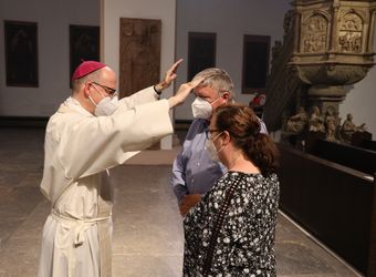 Mit rund 100 Ehepaaren aus der ganzen Diözese hat Bischof Dr. Franz Jung am Montagabend, 28. Juni, einen Gottesdienst im Würzburger Kiliansdom gefeiert. Eingeladen waren Ehejubilare, die in den Jahren 2020 und 2021 ihr silbernes Ehejubiläum feiern. Nach dem Gottesdienst ließen sich die Ehepartner von Bischof Jung und weiteren Priestern und Diakonen mit Abstand segnen.