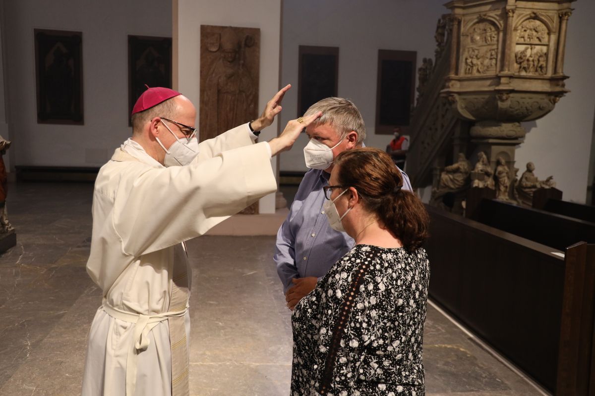 2621/0619 Ehejubilare Bischof 28. Juni Abend_27995 Mit rund 100 Ehepaaren aus der ganzen Diözese hat Bischof Dr. Franz Jung am Montagabend, 28. Juni, einen Gottesdienst im Würzburger Kiliansdom gefeiert. Eingeladen waren Ehejubilare, die in den Jahren 2020 und 2021 ihr silbernes Ehejubiläum feiern. Nach dem Gottesdienst ließen sich die Ehepartner von Bischof Jung und weiteren Priestern und Diakonen mit Abstand segnen.