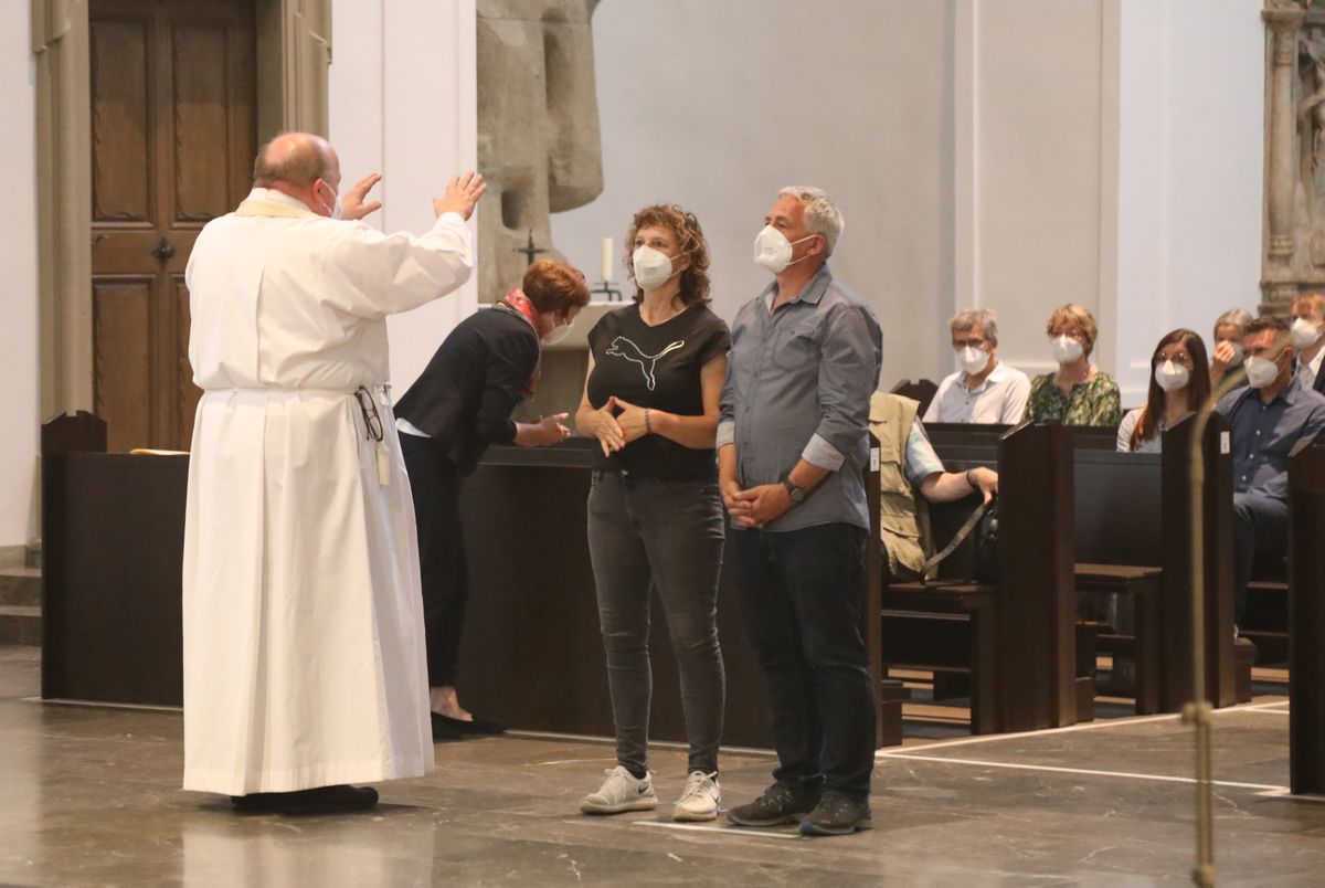 2621/0613 Gottesdienst für Ehejubilare Generalvikar Dr. Vorndran am Freitag, 25. Juni 2021_27654 Generalvikar Dr. Jürgen Vorndran feierte am Freitagabend, 25. Juni, einen Dankgottesdienst mit Ehepaaren, die seit 25 Jahren verheiratet sind. Anschließend spendeten der Generalvikar sowie weitere Priester und Diakone den Jubilaren mit Abstand den Segen.