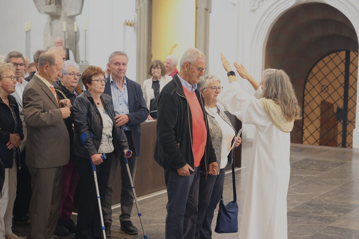 Seelsorgerinnen und Seelsorger spendeten nach dem Gottesdienst den Jubelpaaren individuell den Segen. 