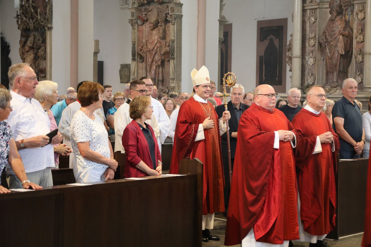 Mit rund 700 Wallfahrerinnen und Wallfahrern aus der Region Würzburg feierte Weihbischof Paul Reder am 11. Juli 2024 eine Kiliani-Pontifikalmesse im Kiliansdom. 