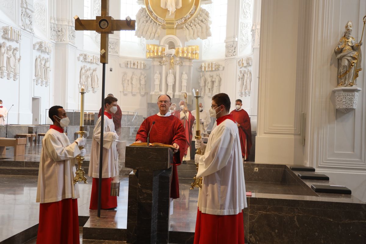 Weihbischof Ulrich Boom hat im Auftrag von Bischof Dr. Franz Jung 33 Frauen und sieben Männern am Freitagabend, 9. Juli, im Kiliansdom die Missio canonica verliehen.