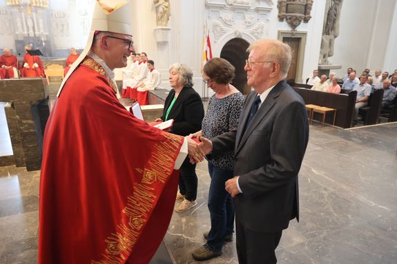 Mit dem päpstlichen Ehrenkreuz "Pro Ecclesia et Pontifice" hat Bischof Dr. Franz Jung im Namen von Papst Franziskus Roland Metz ausgezeichnet. 