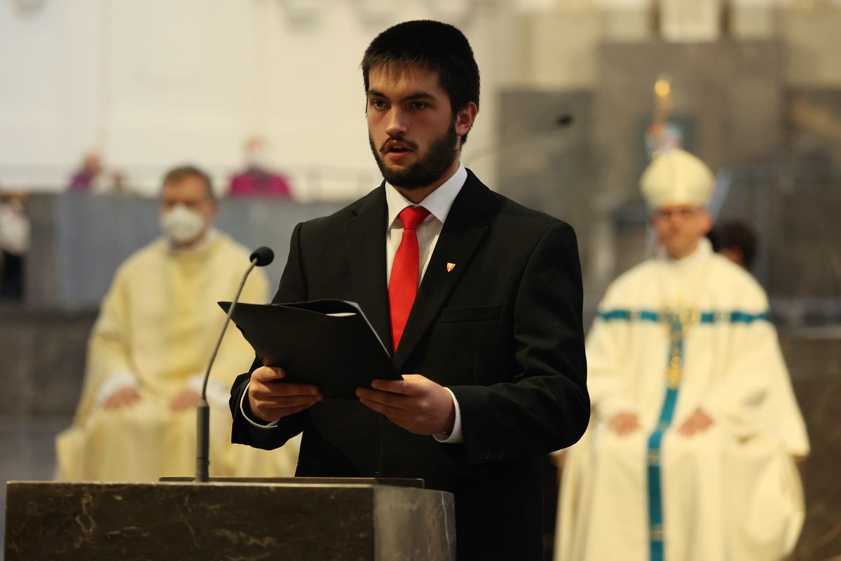 Bischof Dr. Franz Jung hat die Menschheit, insbesondere die Ukraine und Russland, bei einem Pontifikalgottesdienst am Freitagabend, 25. März, dem Unbefleckten Herzen Mariens geweiht.