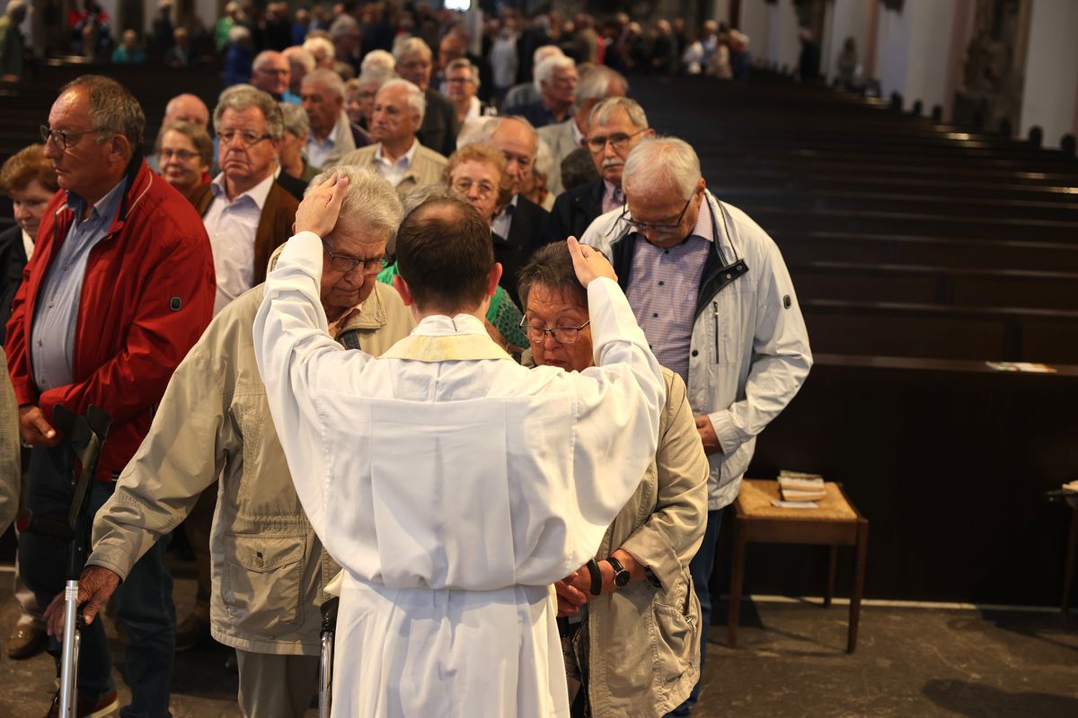 Seelsorgerinnen und Seelsorger spendeten nach dem Gottesdienst den Jubelpaaren individuell den Segen. 