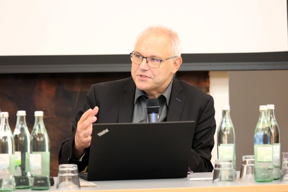 Über den Pastoralen Standard "Geburt und Taufe" informierte Dr. Stephan Steger, Leiter des Referats Verkündigung und Liturgie. Über den Pastoralen Standard "Geburt und Taufe" informierte Dr. Stephan Steger, Leiter des Referats Verkündigung und Liturgie.