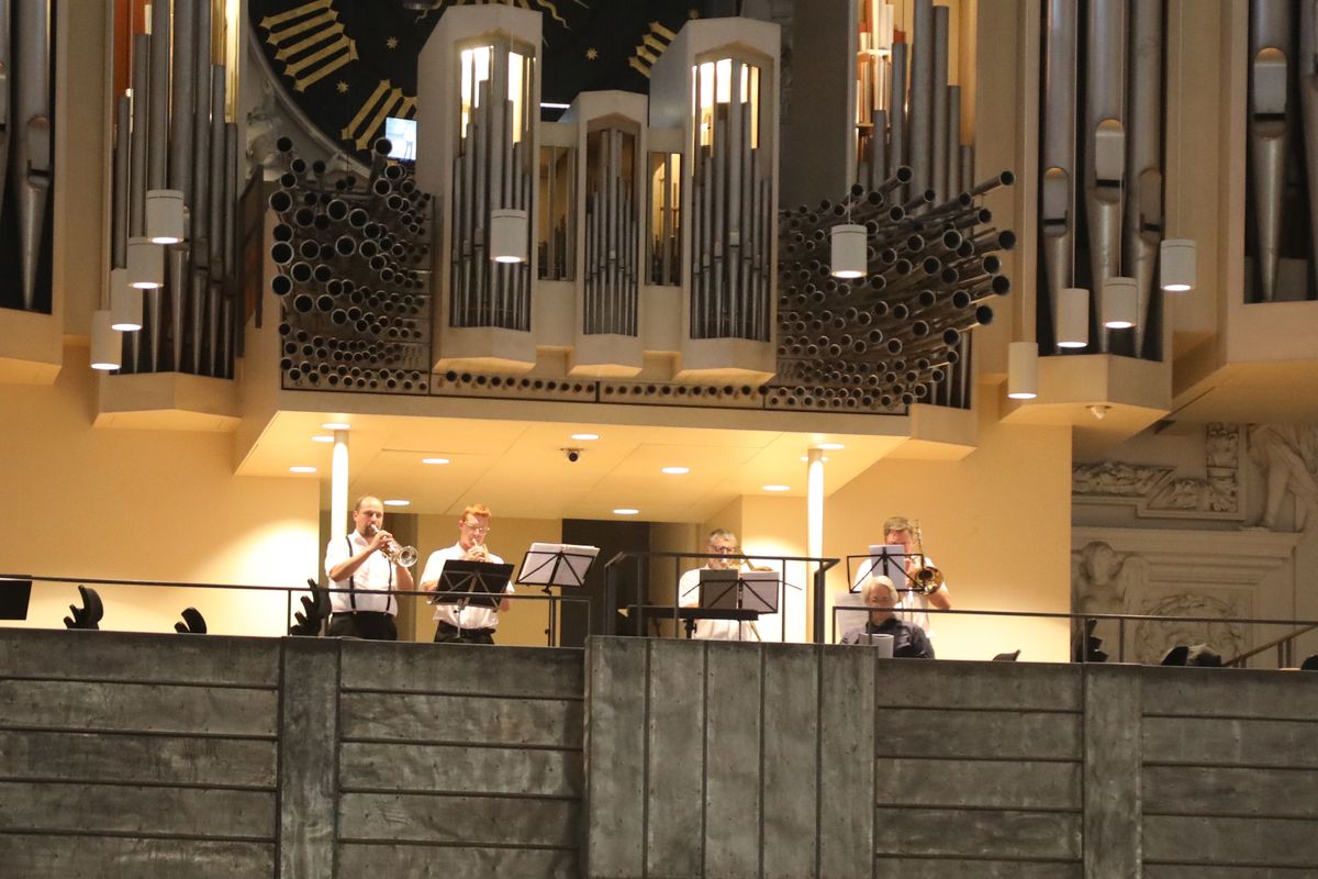 Ein eigens zusammengestelltes Bläserensemble begleitete die Sängerinnen und Sänger.