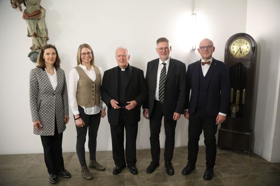 Im Anschluss an den Gottesdienst zeichnete Bischof Dr. Friedhelm Hofmann (Mitte) die ehemalige Studienreferendarin Dr. Christina Hofmann  (2. von links) aus. Mit im Bild Studiendirektorin Katharina Koch (vormals Riemenschneider-Gymnasium und damit zustän Im Anschluss an den Gottesdienst zeichnete Bischof Dr. Friedhelm Hofmann (Mitte) die ehemalige Studienreferendarin Dr. Christina Hofmann  (2. von links) aus. Mit im Bild Studiendirektorin Katharina Koch (vormals Riemenschneider-Gymnasium und damit zuständig für die verhinderten Preisträger Dr. Thomas Pauli und Katinka Zötzl), Studiendirektor Peter Herrmann und Jürgen Engel,  Leitender Schulamtsdirektor im Kirchendienst.