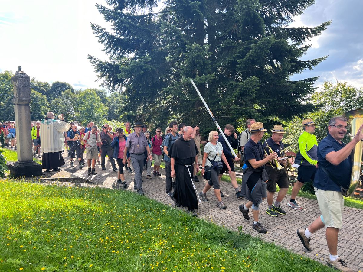 Ankunft der Würzburger Wallfahrer auf dem Kreuzberg