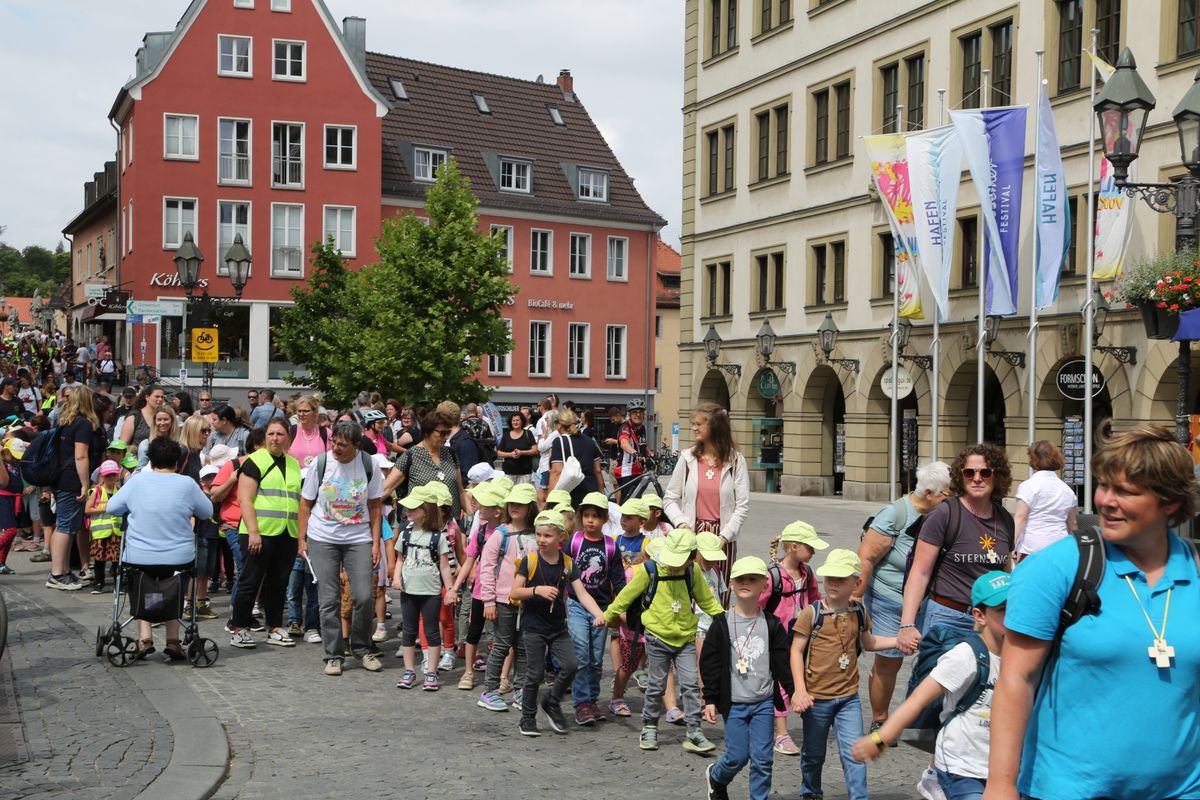Rund 900 Kindergartenkinder haben am Freitag, 11. Juli, einen Gottesdienst mit Bischof Dr. Franz Jung in der Kirche Sankt Burkard gefeiert. Im Anschluss zogen sie über die Alte Mainbrücke in den Kiliansdom. 