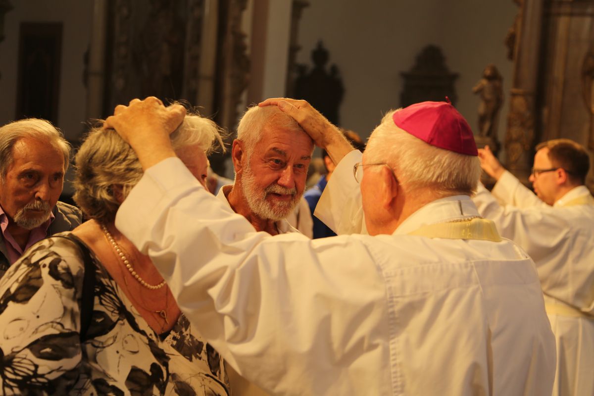 Rund 250 Ehejubilare haben am Freitagnachmittag, 4. Juli, im Kiliansdom in einem Pontifikalgottesdienst mit Weihbischof em. Ulrich Boom ihr Eheversprechen erneuert. 