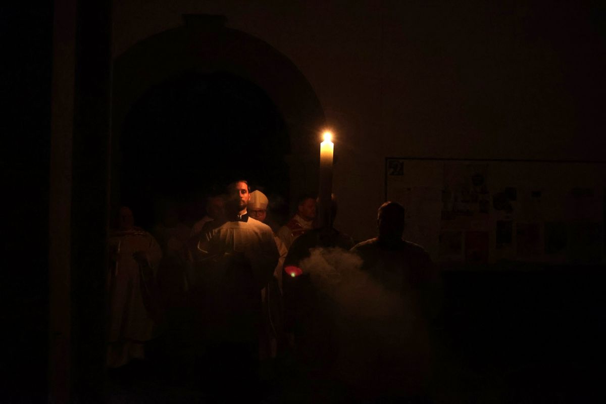Danach wurde das Osterlicht in Begleitung von Mitgliedern des Domkapitels in den dunklen Kiliansdom getragen und an die Gläubigen weitergereicht.