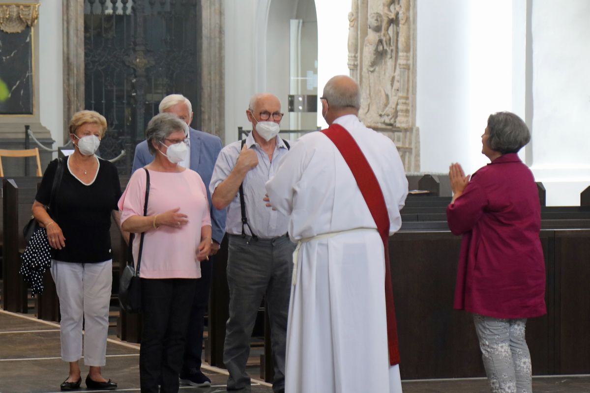 2621/0625 Gottesdienst für Ehejubilare mit Weihbischof Ulrich Boom am 29. Juni 2021_28071 Weihbischof Ulrich Boom feierte am Dienstagnachmittag, 29. Juni, einen Gottesdienst für Ehepaare, die 2020 oder 2021 ihr goldenes, diamantenes oder eisernes Ehejubiläum hatten. Im Anschluss konnten sich die Paare segnen lassen.
