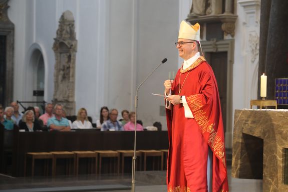 Bischof Dr. Franz Jung feierte am Donnerstag, 10. Juli 2025, einen Kiliani-Wallfahrtsgottesdienst mit Gläubigen aus der Region Würzburg. Eine Begegnung auf dem Kiliansplatz schloss sich an.
