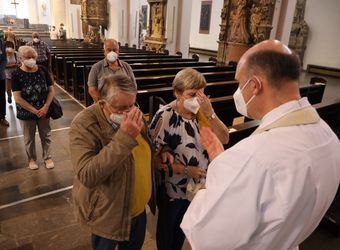 Mit rund 110 Ehepaaren aus der ganzen Diözese hat Weihbischof Ulrich Boom am Mittwochnachmittag, 23. Juni, einen Pontifikalgottesdienst gefeiert. Eingeladen waren Ehejubilare, die in den Jahren 2020 und 2021 auf 50, 60 oder 65 gemeinsame Jahre zurückblicken.