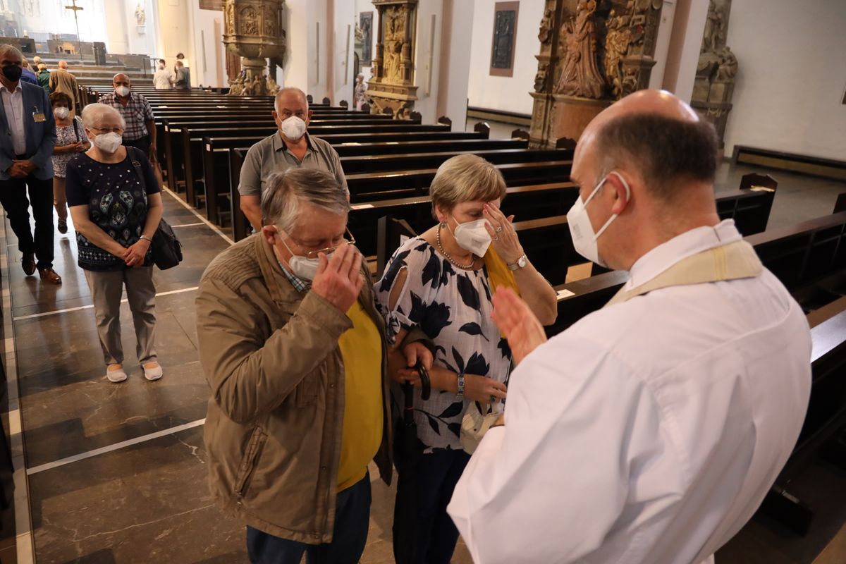 Mit rund 110 Ehepaaren aus der ganzen Diözese hat Weihbischof Ulrich Boom am Mittwochnachmittag, 23. Juni, einen Pontifikalgottesdienst gefeiert. Eingeladen waren Ehejubilare, die in den Jahren 2020 und 2021 auf 50, 60 oder 65 gemeinsame Jahre zurückblicken.