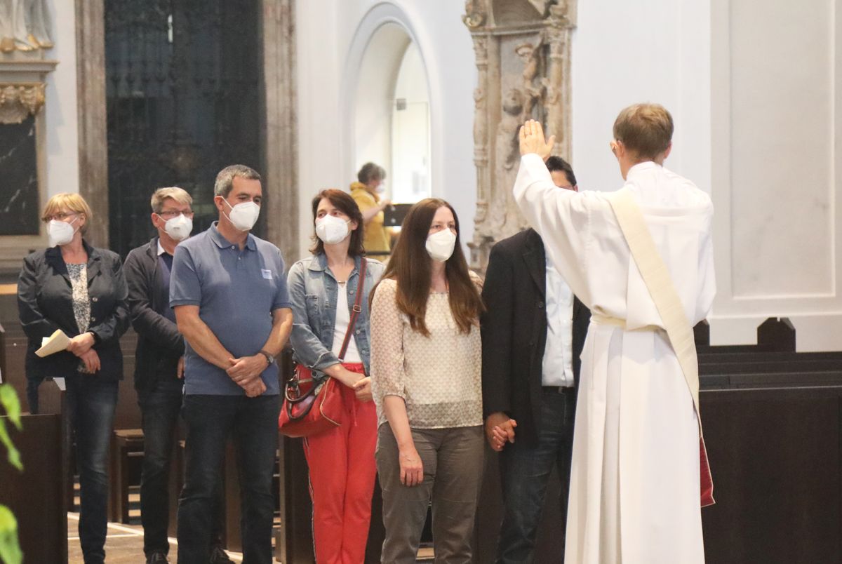 2621/0613 Gottesdienst für Ehejubilare Generalvikar Dr. Vorndran am Freitag, 25. Juni 2021_27667 Generalvikar Dr. Jürgen Vorndran feierte am Freitagabend, 25. Juni, einen Dankgottesdienst mit Ehepaaren, die seit 25 Jahren verheiratet sind. Anschließend spendeten der Generalvikar sowie weitere Priester und Diakone den Jubilaren mit Abstand den Segen.