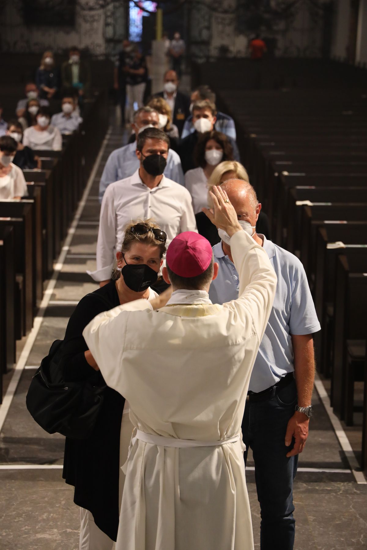 Bischof Dr. Franz Jung feierte am Mittwochabend, 23. Juni, einen Gottesdienst für Ehepaare, die 2021 oder 2021 auf 25 gemeinsame Jahre zurückblicken. Im Anschluss konnten sich die Paare segnen lassen.