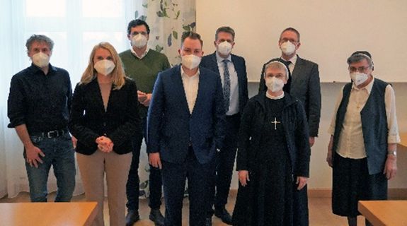 Gruppenbild zum Abschluss des Besuchs (von links): Pflegedirektor Stefan Werner, Bernadette Rümmelin, Geschäftsführerin KKVB, Stadtrat Ralf Hofmann, MdB Markus Hümpfer, Krankenhausdirektor Norbert Jäger, Generaloberin Schwester Monika Edinger, Gesch? Gruppenbild zum Abschluss des Besuchs (von links): Pflegedirektor Stefan Werner, Bernadette Rümmelin, Geschäftsführerin KKVB, Stadtrat Ralf Hofmann, MdB Markus Hümpfer, Krankenhausdirektor Norbert Jäger, Generaloberin Schwester Monika Edinger, Geschäftsführer Martin Stapper (beide vom Träger, der Kongregation der Schwestern des Erlösers) und Schwester Lydia Wießler, Ordensbeauftragte im Krankenhaus Sankt Josef.