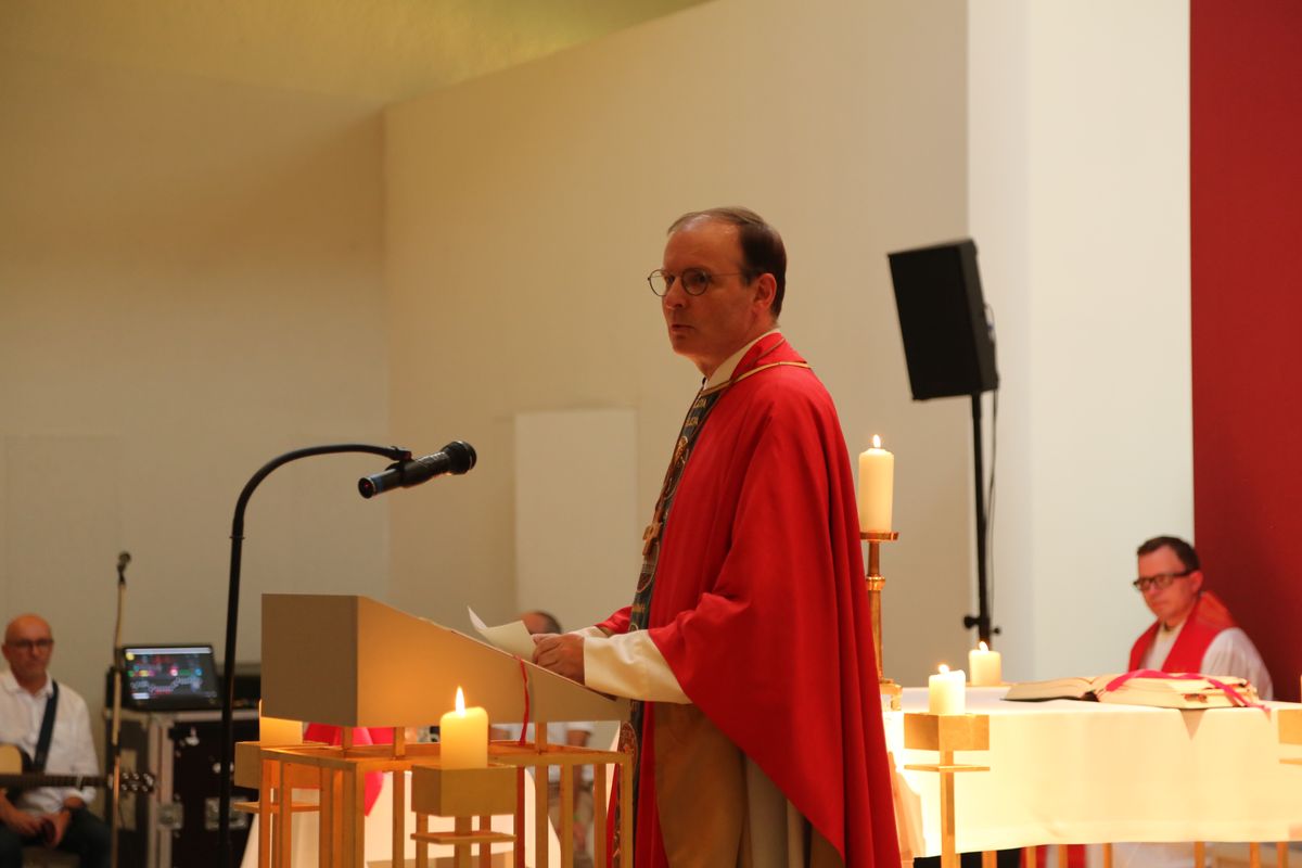 Am Tag der Jugend hat Weihbischof Paul Reder im Anschluss an ein buntes Workshop-Programm einen Kiliani-Gottesdienst mit den Jugendlichen im Kilianeum in Würzburg gefeiert.