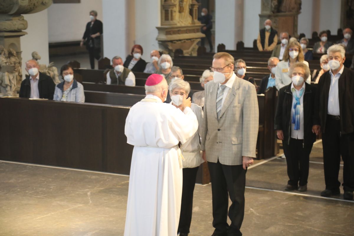 2621/0609 Ehejubilare Weihbischof Boom_27488 Weihbischof Boom und weiteren Priester und Diakone weihen Ehejubilare, die ihr goldenes, diamantenes oder eisernes Ehejubiläum feiern.