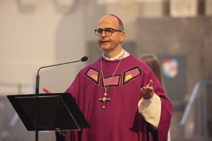 Einen adventlichen Gottesdienst für die Mitarbeitenden von Caritas und Bischöflichem Ordinariat Würzburg hat Bischof Dr. Franz Jung am Donnerstag, 16. Dezember, im Kiliansdom gefeiert.