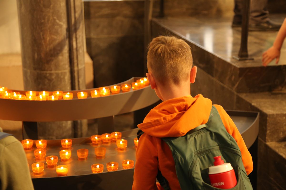 Rund 900 Kindergartenkinder haben am Freitag, 11. Juli, einen Gottesdienst mit Bischof Dr. Franz Jung in der Kirche Sankt Burkard gefeiert. Im Anschluss zogen sie über die Alte Mainbrücke in den Kiliansdom. 