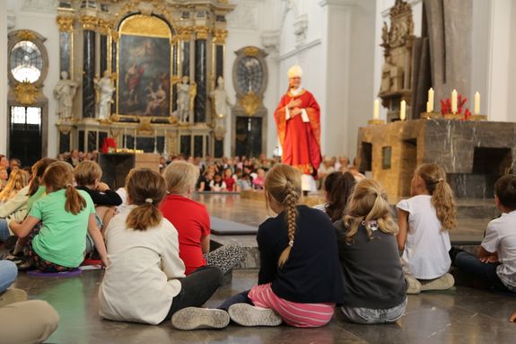Bischof Dr. Franz Jung sagt den Kindern in seiner Predigt, dass es schön sei,  gemeinsam zu essen und miteinander zu teilen. "Denn das heißt, das Leben miteinander zu teilen.“ 