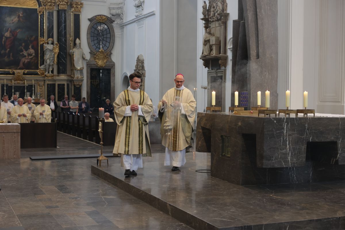 Bischof Dr. Franz Jung hat am Mittwochabend, 16. April, bei der Chrisammesse im Würzburger Kiliansdom die Heiligen Öle für das ganze Bistum geweiht.  Bischof Dr. Franz Jung hat am Mittwochabend, 16. April, bei der Chrisammesse im Würzburger Kiliansdom die Heiligen Öle für das ganze Bistum geweiht.