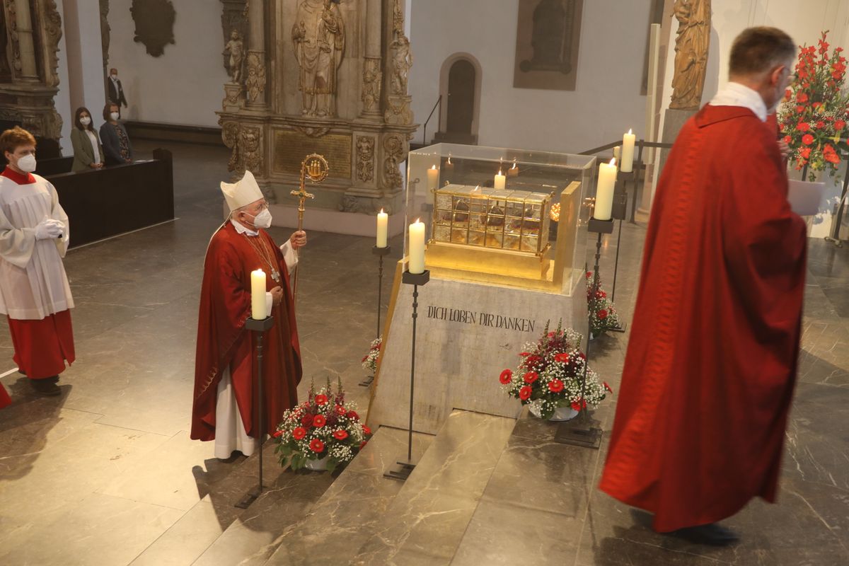 Weihbischof Ulrich Boom hat im Auftrag von Bischof Dr. Franz Jung 33 Frauen und sieben Männern am Freitagabend, 9. Juli, im Kiliansdom die Missio canonica verliehen.