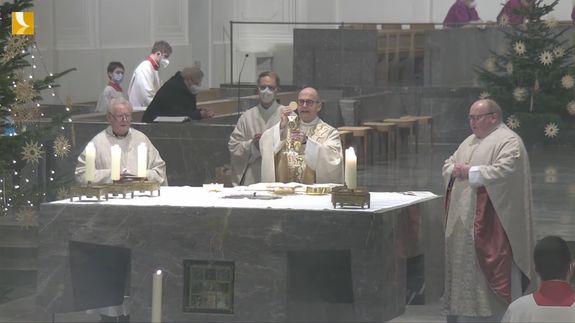 Bischof Dr. Franz Jung (Mitte) feierte am 31. Dezember 2021 einen Pontifikalgottesdienst zum Jahresabschluss im Kiliansdom. Mit ihm zelebrierten Bischof em. Dr. Friedhelm Hofmann (links) und Dekan Dompfarrer Stefan Gessner. 