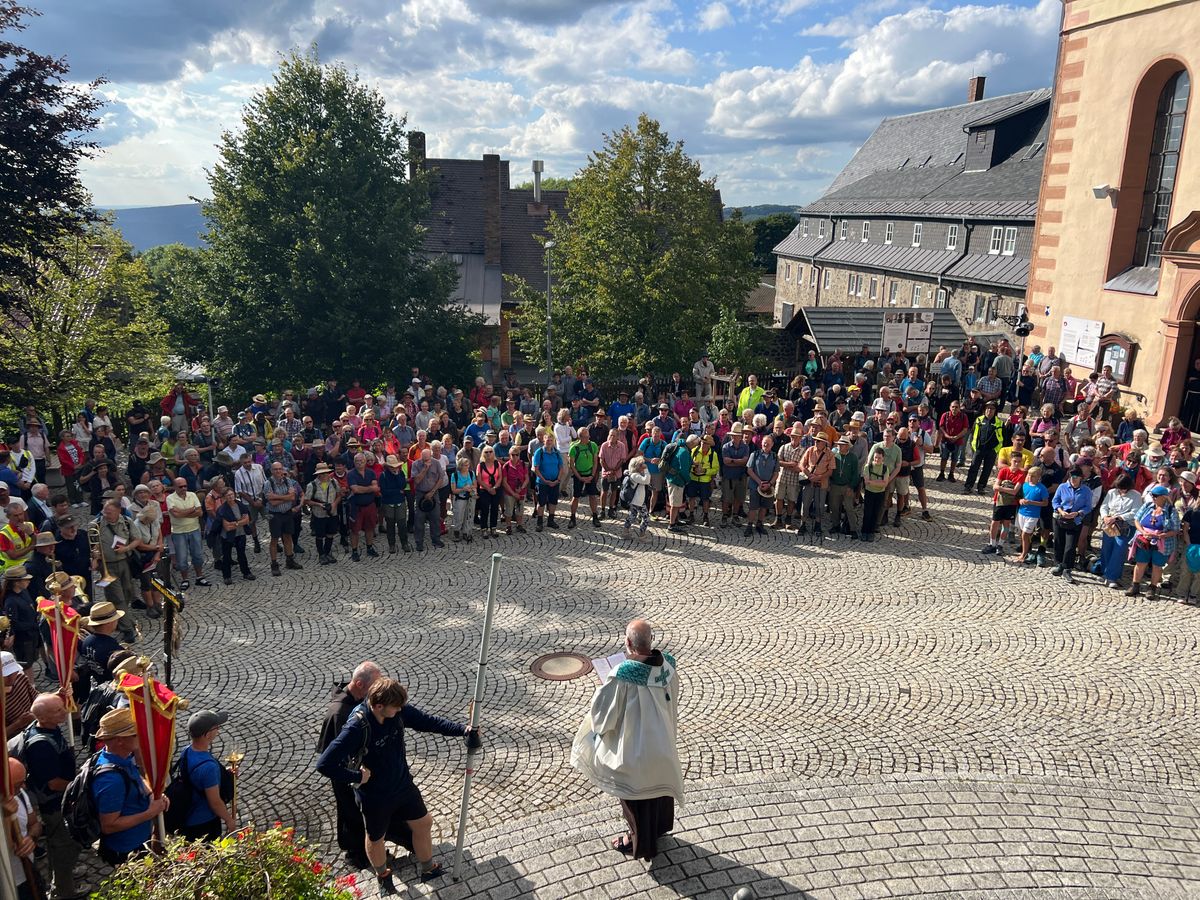 Wallfahrergottesdienst am Freiluftaltar des Klosters.