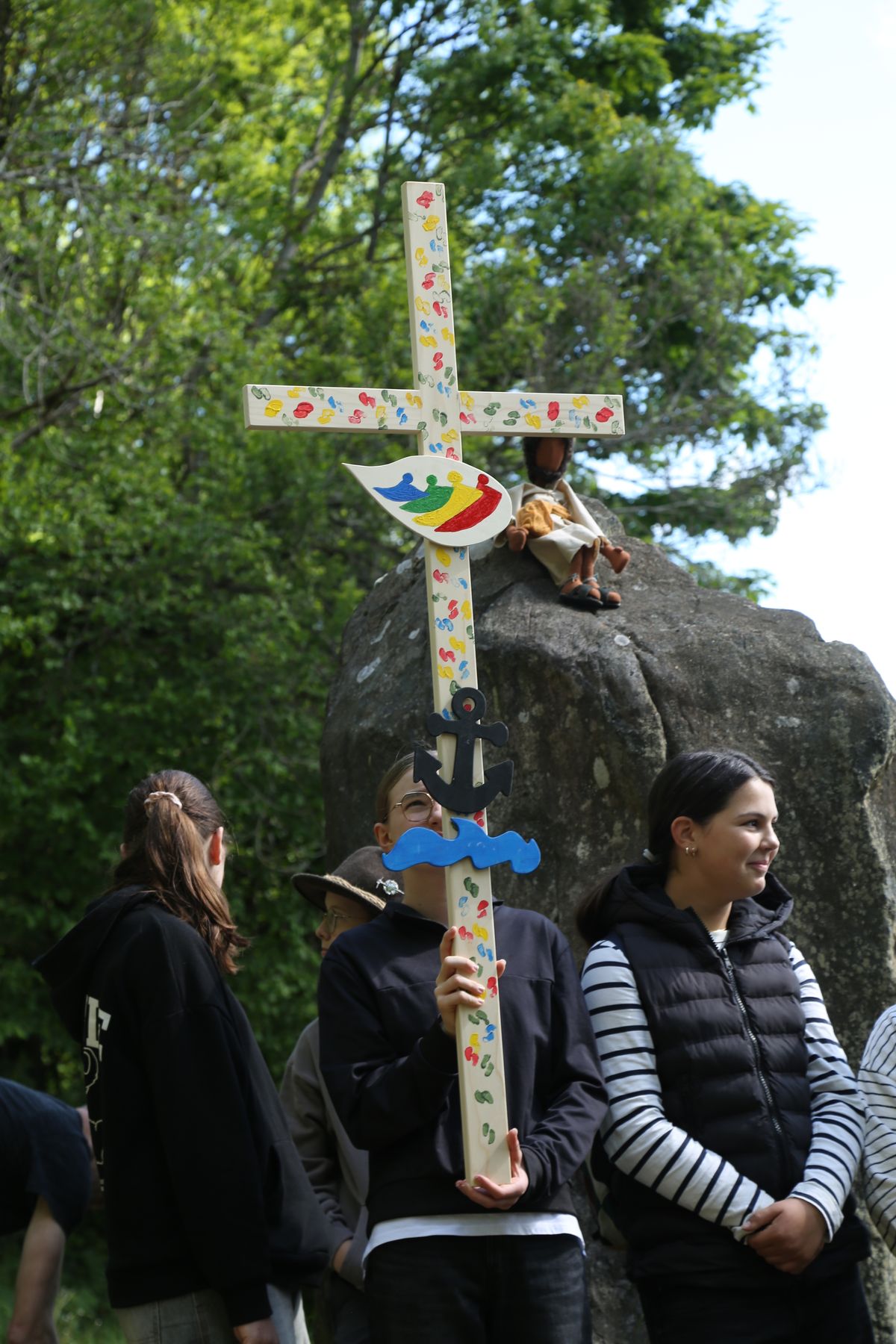 Fast 400 Gläubige haben an der Ökumenischen Kreuzbergwallfahrt mit Bischof Jung und Regionalbischöfin Bornowski teilgenommen.  Fast 400 Gläubige haben an der Ökumenischen Kreuzbergwallfahrt mit Bischof Jung und Regionalbischöfin Bornowski teilgenommen.