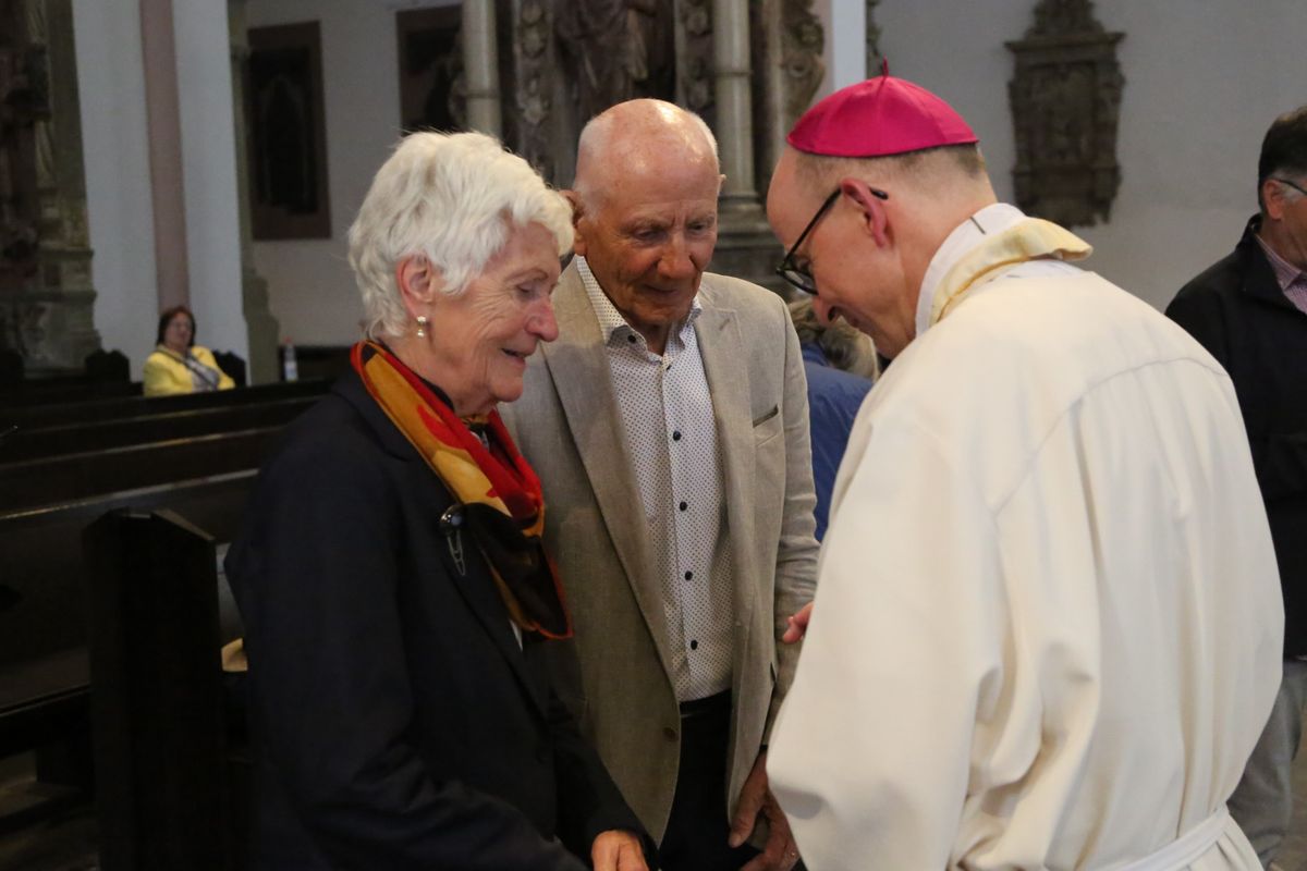 Bischof Dr. Franz Jung hat am Donnerstagnachmittag, 4. Juli, mit etwa 320 Paaren im Kiliansdom ihr goldenes oder diamantenes Ehejubiläum gefeiert.