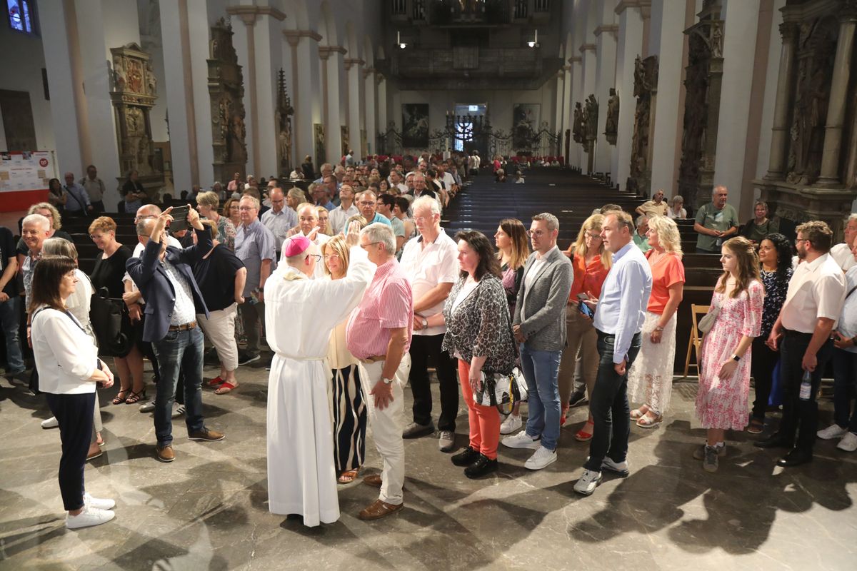 Mit rund 1000 Eheleuten, die in diesem Jahr Silberhochzeit haben, feierte Bischof Dr. Franz Jung am Freitagabend, 4. Juli 2025, einen Pontifikalgottesdienst im Kiliansdom. Im Anschluss erteilten er, Weihbischof Paul Reder sowie weitere Seelsorgerinnen und Seelsorger den Paaren einzeln den Segen.