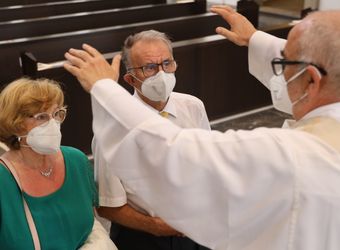 Mit rund 110 Ehepaaren aus der ganzen Diözese hat Weihbischof Ulrich Boom am Mittwochnachmittag, 23. Juni, einen Pontifikalgottesdienst gefeiert. Eingeladen waren Ehejubilare, die in den Jahren 2020 und 2021 auf 50, 60 oder 65 gemeinsame Jahre zurückblicken.