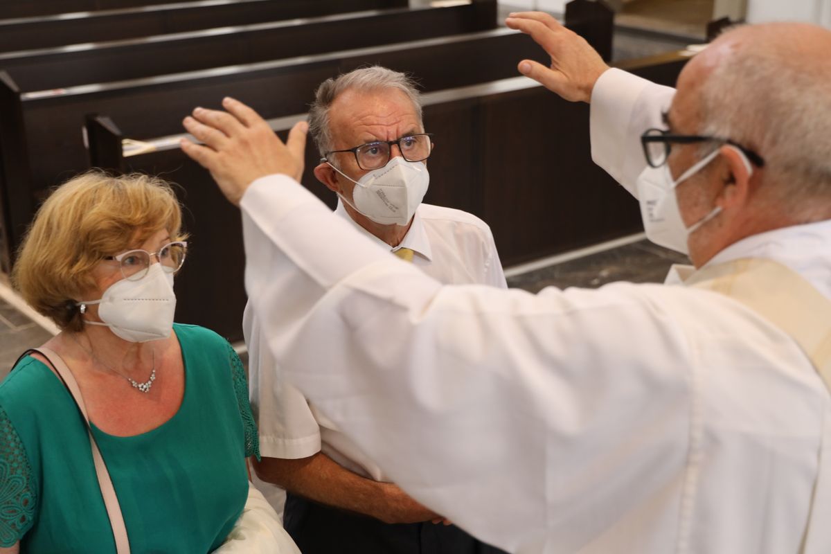 Mit rund 110 Ehepaaren aus der ganzen Diözese hat Weihbischof Ulrich Boom am Mittwochnachmittag, 23. Juni, einen Pontifikalgottesdienst gefeiert. Eingeladen waren Ehejubilare, die in den Jahren 2020 und 2021 auf 50, 60 oder 65 gemeinsame Jahre zurückblicken.