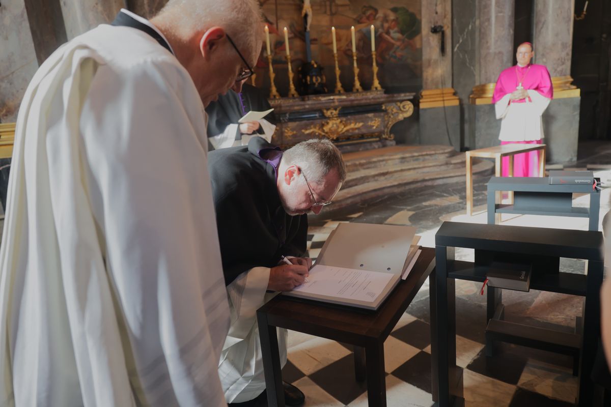 Dr. Matthias Leineweber und Manuel Thomas sind am Dienstag, 1. Juli, im Würzburger Kiliansdom als neue Domvikare eingeführt worden. Im Anschluss unterzeichneten sie sowie Dompropst Reder und die Zeugen Domvikar Paul Weismantel und Domvikar Professor Dr. Petro Müller die Dokumente. 