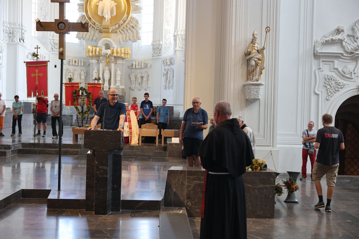 Bischof Dr. Franz Jung dankte Pater Maximilian Bauer für die geleisteten Dienste als Präses der Kreuzbruderschaft.