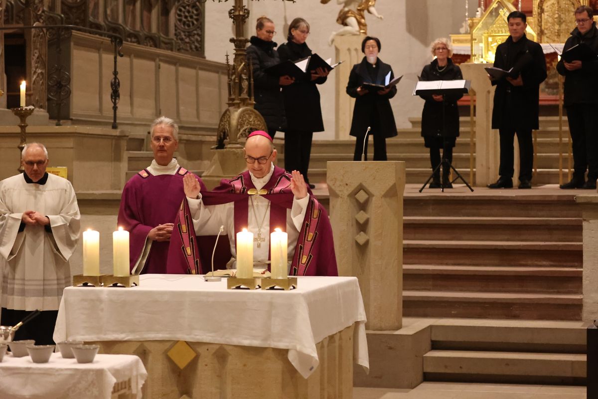 Der "Aschermittwoch der Künstler" wurde in diesem Jahr in der Würzburger Pfarrkirche Sankt Burkard begangen. Der "Aschermittwoch der Künstler" wurde in diesem Jahr in der Würzburger Pfarrkirche Sankt Burkard begangen.