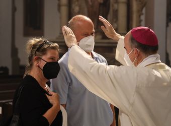 Bischof Dr. Franz Jung feierte am Mittwochabend, 23. Juni, einen Gottesdienst für Ehepaare, die 2021 oder 2021 auf 25 gemeinsame Jahre zurückblicken. Im Anschluss konnten sich die Paare segnen lassen.